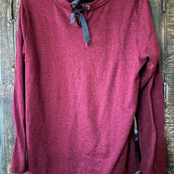 St Johns Bay Womens XL Red Long Sleeve Embroidered Stretch Shirt Burgandy Hi-Low - Picture 3 of 3